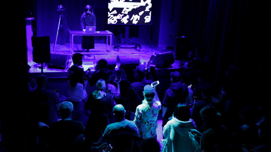 Audiences waving their phones to make sounds from their phone