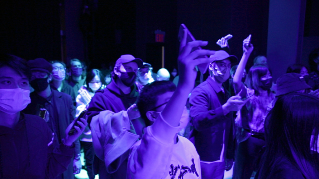 Audiences waving their phones to make sounds from their phone